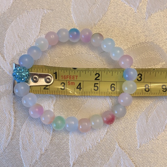 Colorful marble stackable 8mm beaded bracelet with blue crystal accent bead - Picture 8 of 9